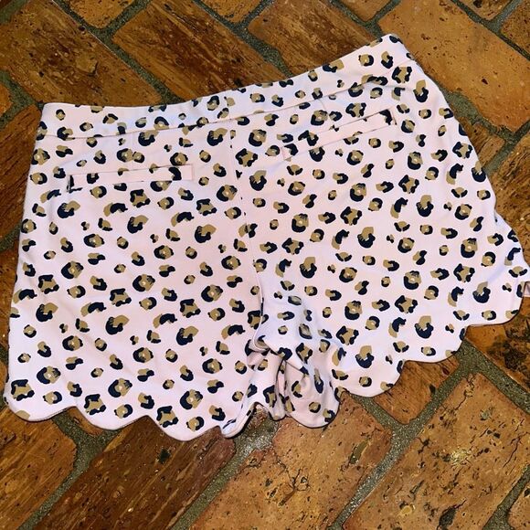Lilly Pulitzer pink leopard scalloped knit shorts - Picture 2 of 8